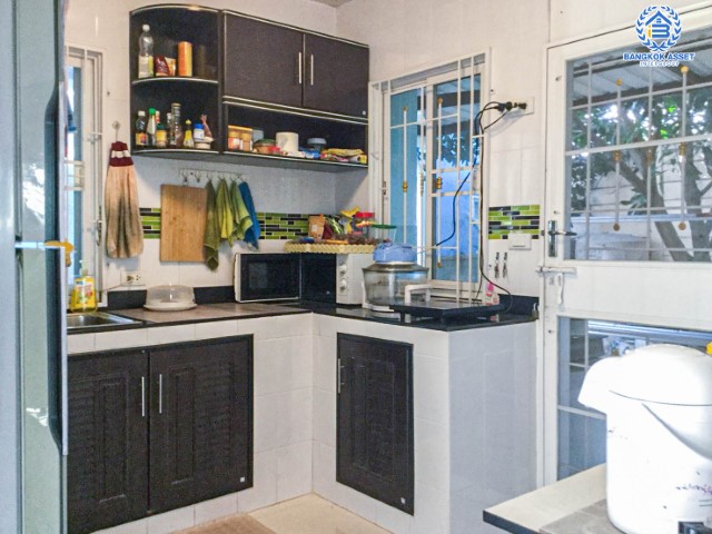 บ้านเดี่ยวมือสองย่านนนทบุรี ม.พฤกษาวิลเลจ28 บางใหญ่-กาญจนาฯ เนื้อที่กว้างขวางมากถึง 58.60 ตร.ว. ฟังก์ชัน 3 ห้องนอน 2 ห้องน้ำ ที่จอดรถ 1 คัน  แถมฟรี! เครื่องปรับอากาศ 3 เครื่อง บนทำเลเดินทางสะดวก ใกล้รถไฟฟ้าสายสีม่วง "สถานีตลาดบางใหญ่" และทางด่วน "กาญจณาภิเษก"